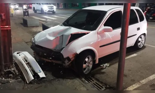 
						
							Carro bate contra poste em Arapongas e motorista fica ferido
						
						