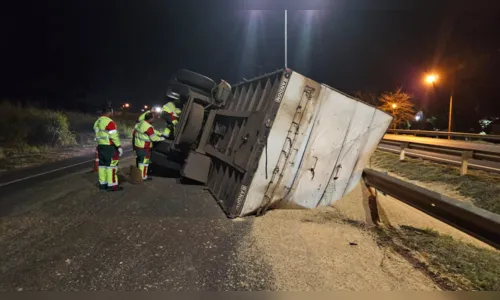 
						
							Tombamento interrompe parcialmente trânsito na BR-369
						
						