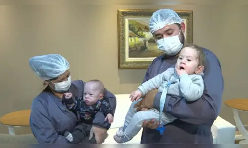 
						
							Bebê que saiu ileso de acidente no PR foi separado de gêmeo siamês
						
						