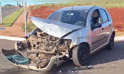 
						
							Mãe e filho ficam feridos após colisão entre carros em Arapongas
						
						