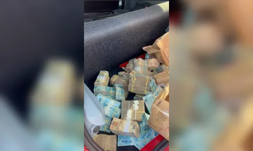 
						
							PM encontra cerca de R$ 1 milhão dentro de carro abandonado; entenda
						
						