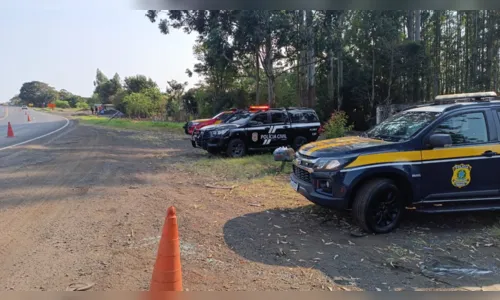 
						
							Caminhonete invade contramão e motorista morre ao bater em caminhão
						
						