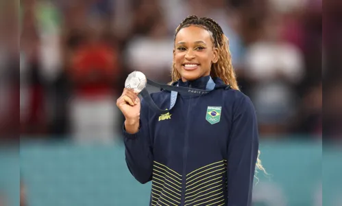 
						
							É prata! Rebeca faz história, mas não consegue superar Biles
						
						