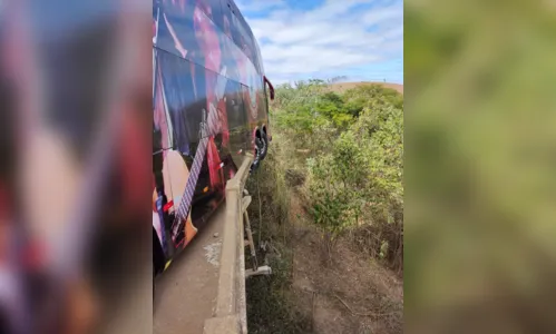 
						
							Ônibus da dupla César Menotti e Fabiano quase cai de ponte após batida
						
						