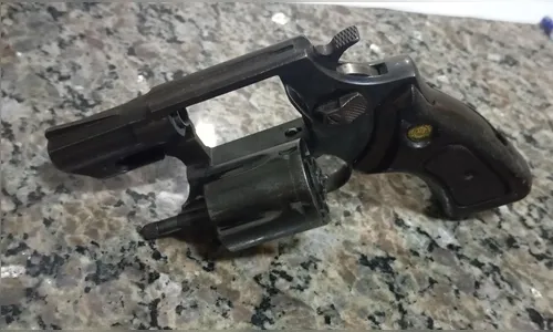 
						
							Mulher é presa por porte ilegal de arma em lanchonete em Apucarana
						
						