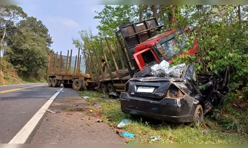 
						
							Família que morreu em colisão com carreta na BR-280 é identificada
						
						