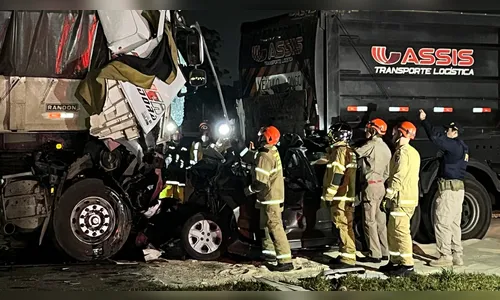 

							Seis pessoas morrem após carro ser prensado entre carretas no Paraná

						