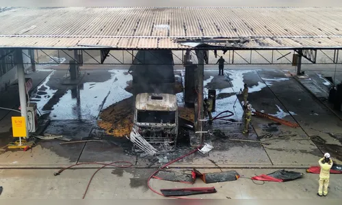 
						
							Carreta fica destruída após pegar fogo enquanto era abastecida; vídeo
						
						