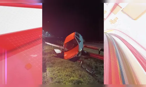 
						
							Carro para em guard rail após capotar entre Apucarana e Arapongas
						
						