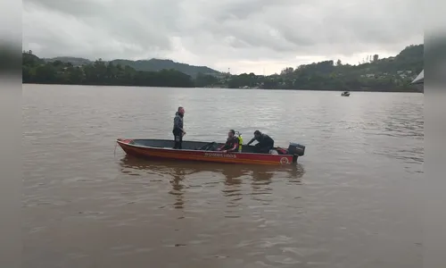 
						
							Carro cai durante travessia de balsa em SC e motorista morre afogado
						
						