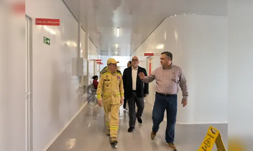 
						
							Comandante dos Bombeiros e Beto Preto visitam o Hospital da Acea
						
						