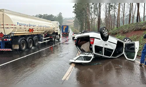 
						
							Colisão entre carro e caminhão causa uma morte na PR-444 em Arapongas
						
						