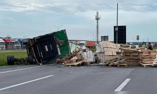 
						
							Acidente com caminhões causa filas quilométricas na BR-277 no Paraná
						
						