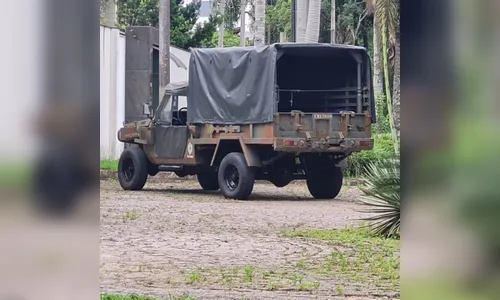 
						
							Homem sofre fratura após bater moto em caminhonete do Exército
						
						