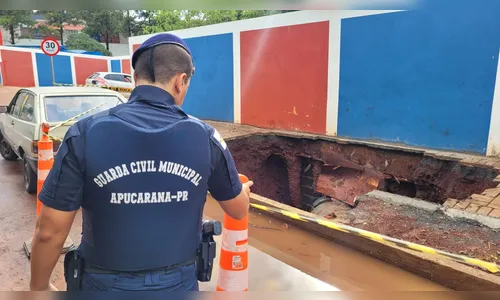 
						
							Chuva forte danifica asfalto e derruba muro de escola em Apucarana
						
						