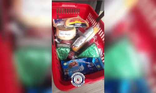 
						
							Muito chocolate! Rapaz tenta furtar produtos em supermercado
						
						