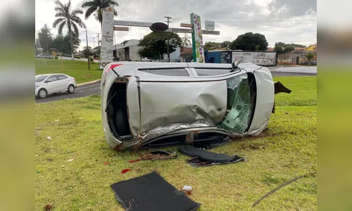 
						
							Mulher fica ferida após capotar Ônix na BR-376 em Cambira
						
						