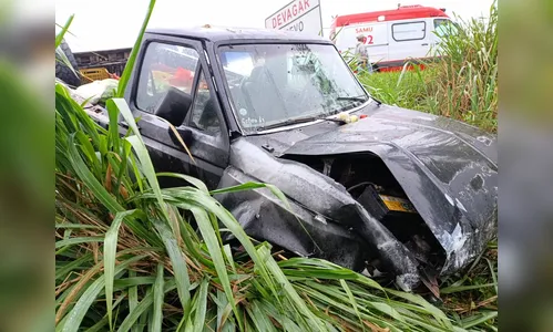 
						
							Carro fica destruído em acidente com dois feridos em Ivaiporã
						
						