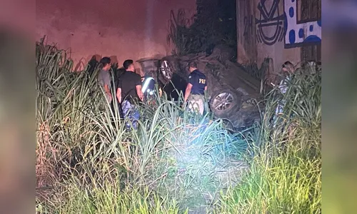 
						
							Carro capota e bate em pilar de viaduto após grave acidente na BR-376
						
						