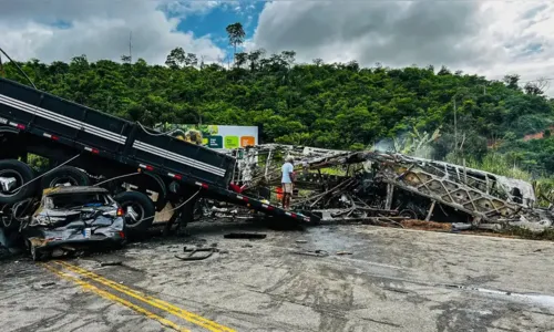 
						
							Motorista de carreta envolvida em tragédia se entrega à polícia
						
						