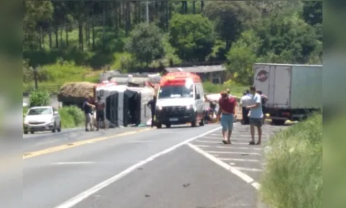 
						
							Trecho da BR-376 é interditado após acidente envolvendo caminhões
						
						