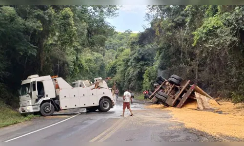 
						
							Caminhão tomba, pega fogo e bloqueia BR-153 por cinco horas no PR
						
						