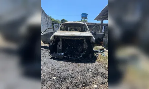 
						
							Homem ateia fogo no próprio corpo e morre carbonizado dentro de carro
						
						