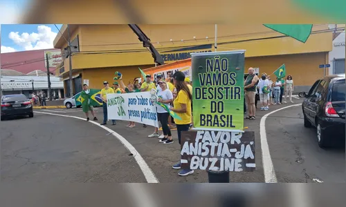 
							Ato por anistia reúne manifestantes no centro de Apucarana
						
						