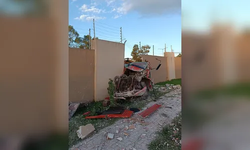 

							Caminhão-tanque colide contra muro e deixa três feridos em Arapongas

						