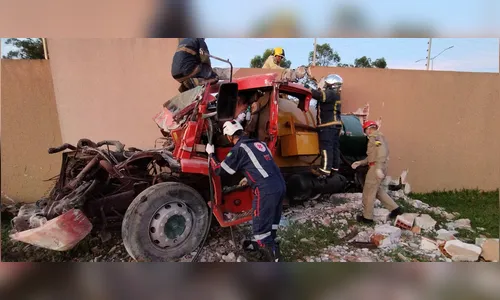 

							Caminhão-tanque colide contra muro e deixa três feridos em Arapongas

						