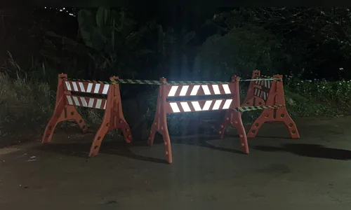 
							Moradores se mobilizam para tirar carro de buraco em Apucarana; veja
						
						