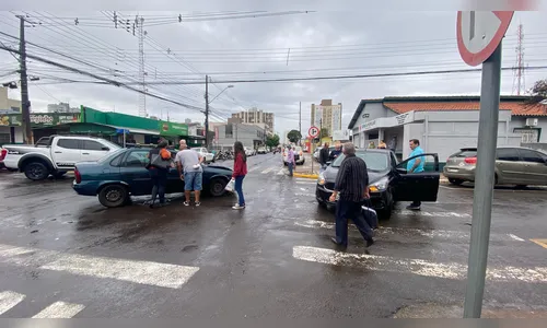
						
							Cruzamento próximo ao Terminal Urbano é palco de novo acidente em Apucarana
						
						