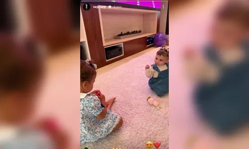 
						
							Foto rara mostra filhas de Neymar brincando juntas em encontro; veja
						
						