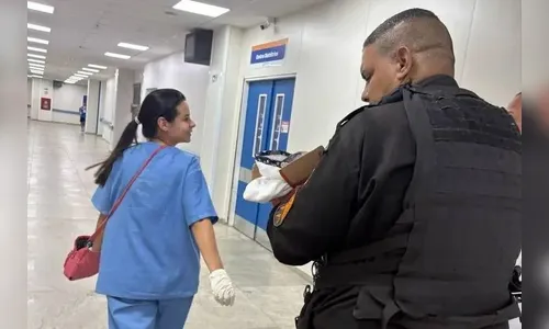 
						
							Recém-nascida é encontrada em caixa e ganha nome após resgate da PM
						
						
