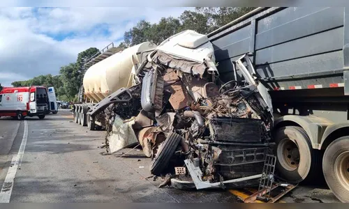 
							Colisão entre ônibus, carro e caminhões deixa quatro feridos na BR-277
						
						