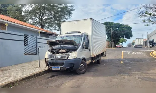 
						
							Caminhão desgovernado destrói muro de residência em Apucarana
						
						