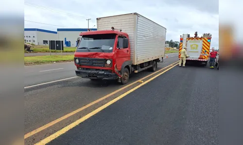 
						
							Colisão entre carro e caminhão deixa três homens feridos em Arapongas
						
						