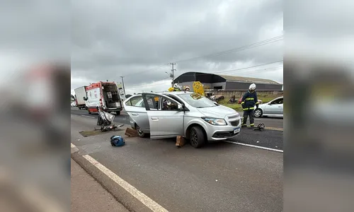 
						
							Colisão entre carro e caminhão deixa três homens feridos em Arapongas
						
						