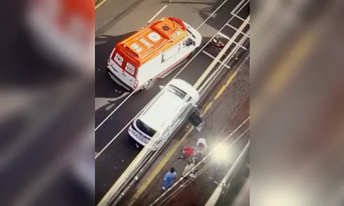 
						
							Homem passa mal no meio da rua e é socorrido pelo Samu em Apucarana
						
						