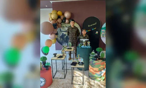
							Menino de 8 anos fã do Exército realiza sonho em festa de aniversário
						
						