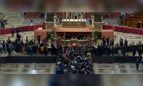 
						
							Papa Francisco é velado na Basílica de São Pedro no Vaticano
						
						