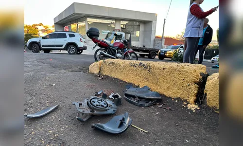 
							Pai e filho ficam feridos em acidente entre carro e moto em Apucarana
						
						