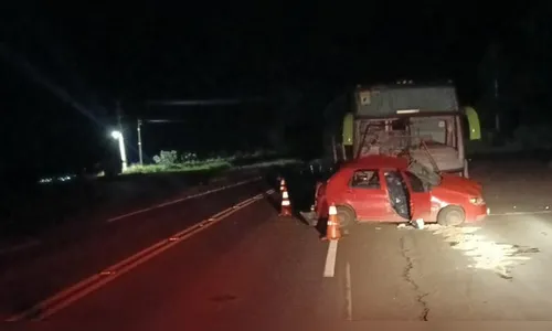 
							Mulher morre após colisão entre Palio e ônibus em Jardim Alegre
						
						