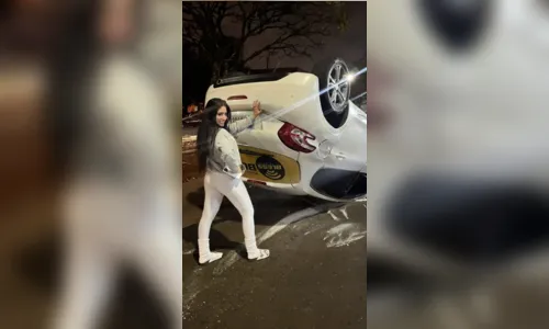
							Carro capota em Maringá e motorista reage com humor; veja foto
						
						