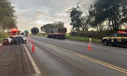 
							Dois morrem após colisão frontal nesta sexta-feira em Nova Londrina
						
						