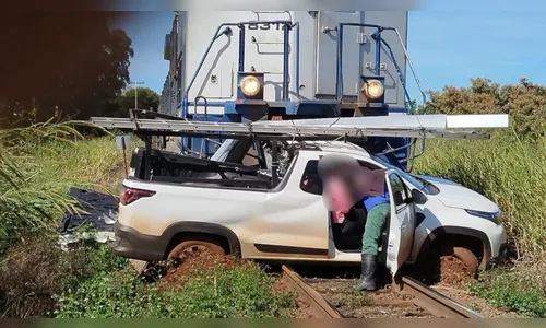 
							Pai morre e filha fica ferida após veículo ser arrastado por trem em Califórnia (PR); veja
						
						