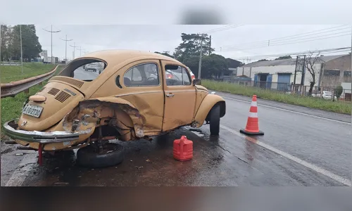 
							Fusca bate em guard-rail e deixa um ferido na BR-369 em Apucarana
						
						