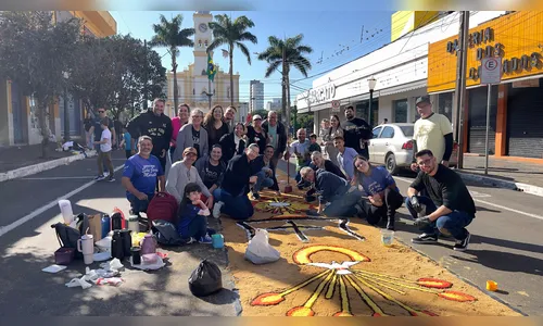 
							Fiéis celebram Corpus Christi com confecção de tapetes: veja fotos
						
						