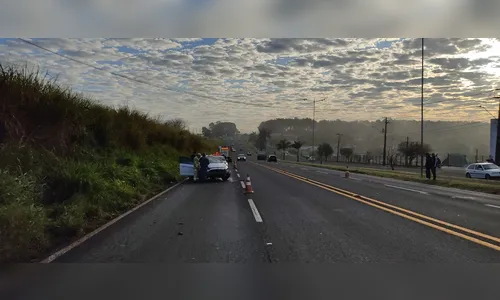 
						
							Carro capota e deixa uma pessoa ferida na BR-369 em Arapongas
						
						