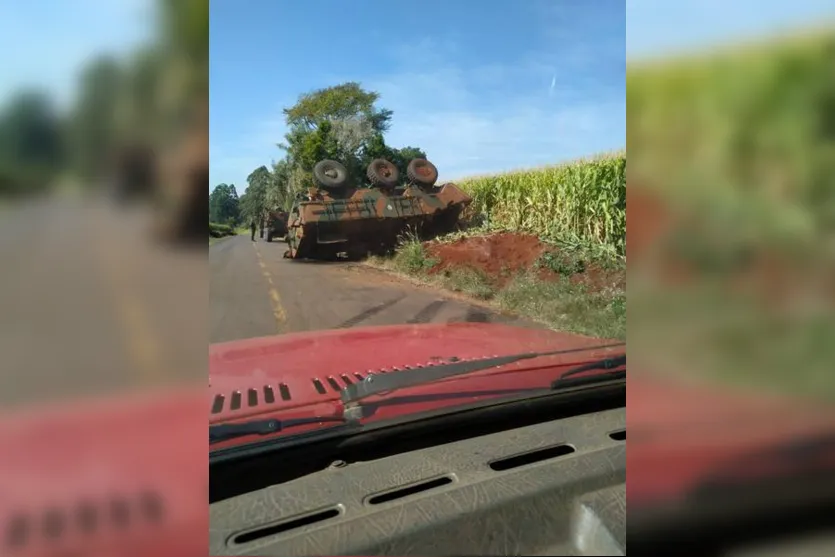 Blindado do Exército tomba em estrada rural de Apucarana